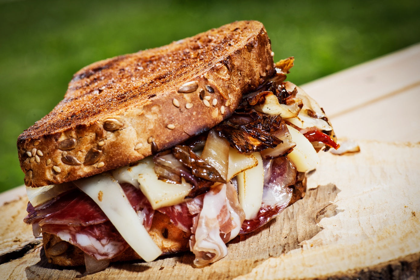 Toast al triplo maiale con pomodori secchi e provolone