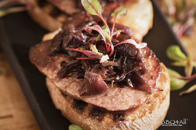 crostino-salamella-affumicata-cipolla-caramellata-balsamico