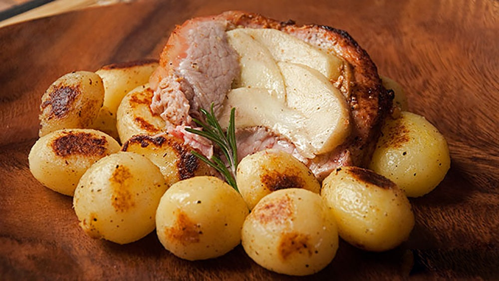 Come si fa: Carré di maiale affumicato alle mele con patate novelle