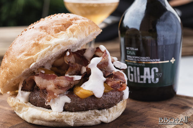 hamburger cipolle bacon sour cream