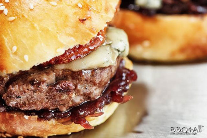 hamburger pomodori cipolla gorgonzola