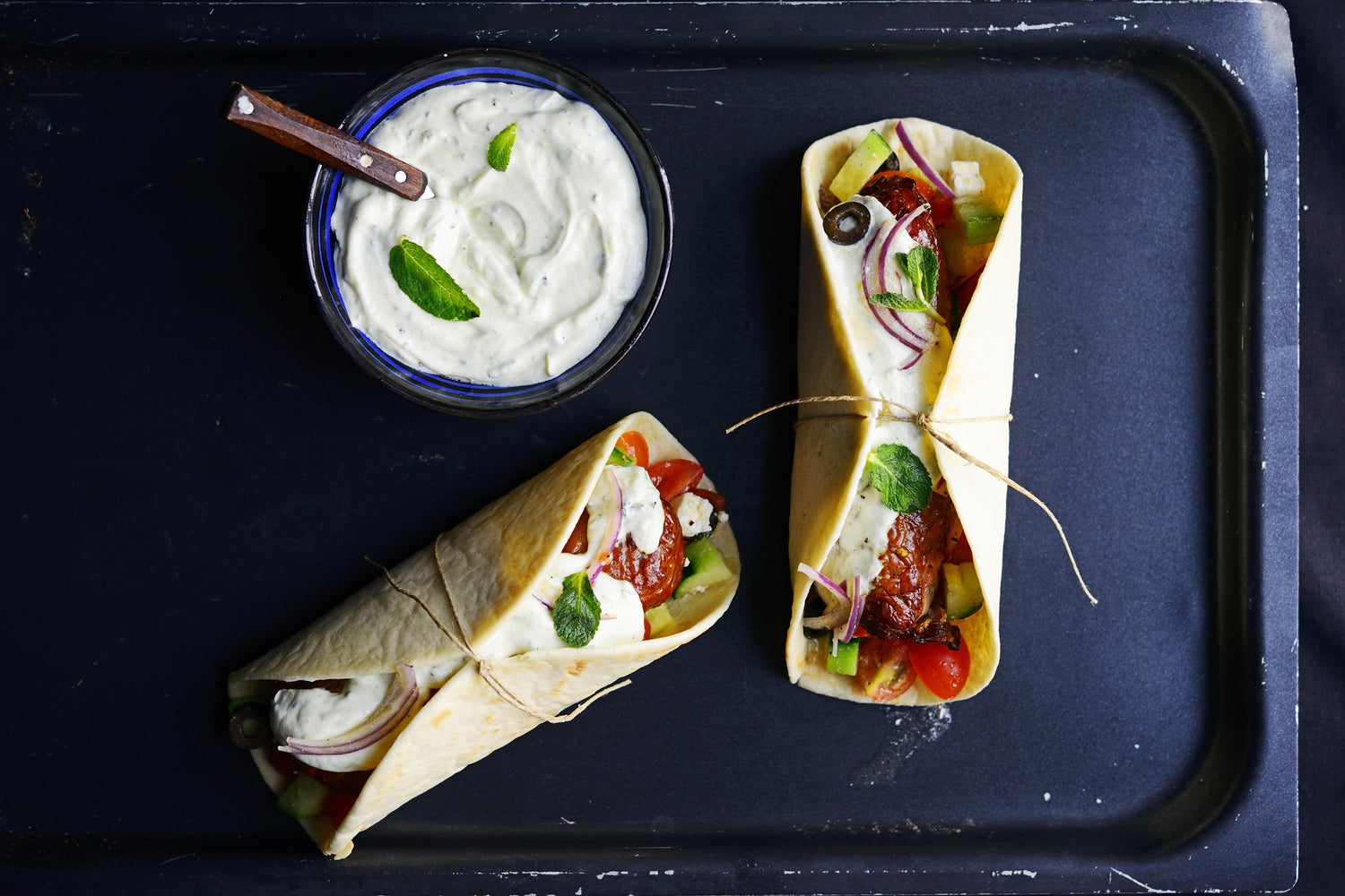 Polpette di agnello in rete di maiale e insalata greca