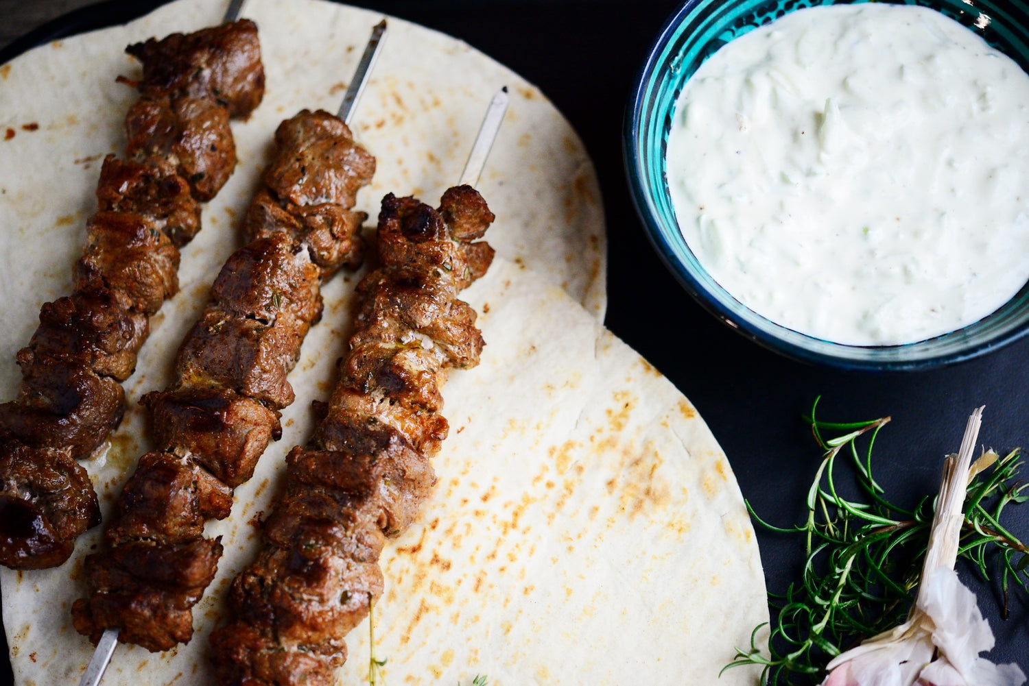 Come si fa: spiedini di agnello marinato con salsa tzatziki