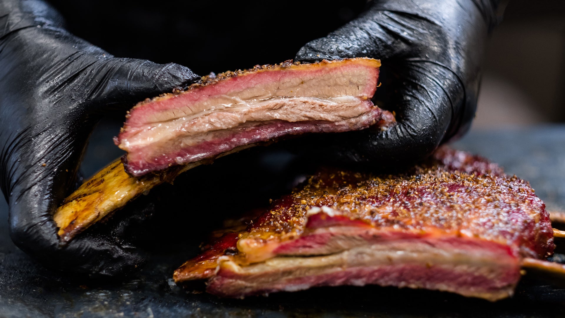 Le Beef Ribs sono costine di Black Angus prelibate, grigliate, pronte per esser mangiate