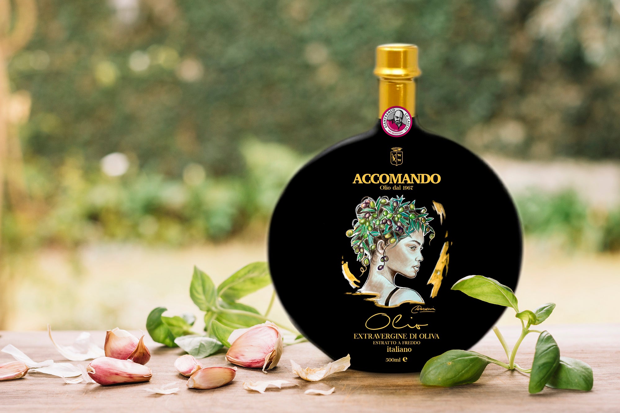 Olio Extra Vergine d'Oliva di Sicilia. La Top Selection di Gianfranco Lo Cascio seleziona la migliore produzione d'olio extra vergine per garantirti qualità ad un prezzo mai visto. Disponibile in una bottiglia decorata a mano, l'olio di Sicilia esalta i sapori della carne e delle tue esperienze gastronomiche. Lo trovi sul Megastore di BBQ4ALL