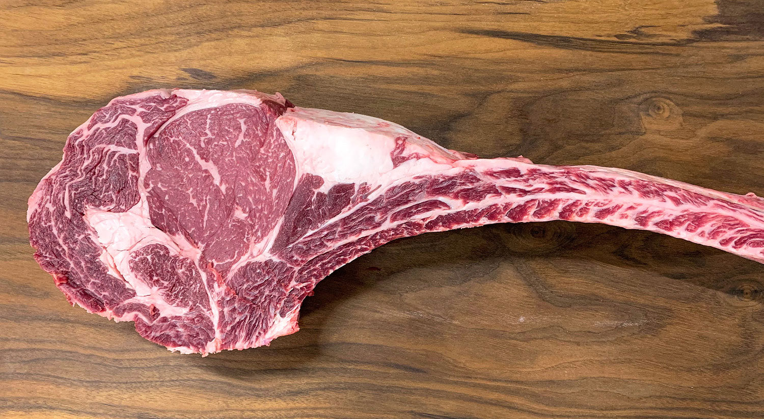 Tomahawk Steak AUS Crimson Crest 6+ Wagyu F1 Crossbred