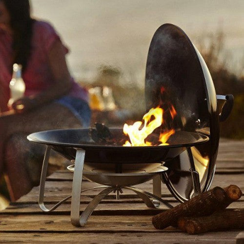 caminetto mobile da giardino weber in azione, con la legna che scoppietta e la fiamma alta