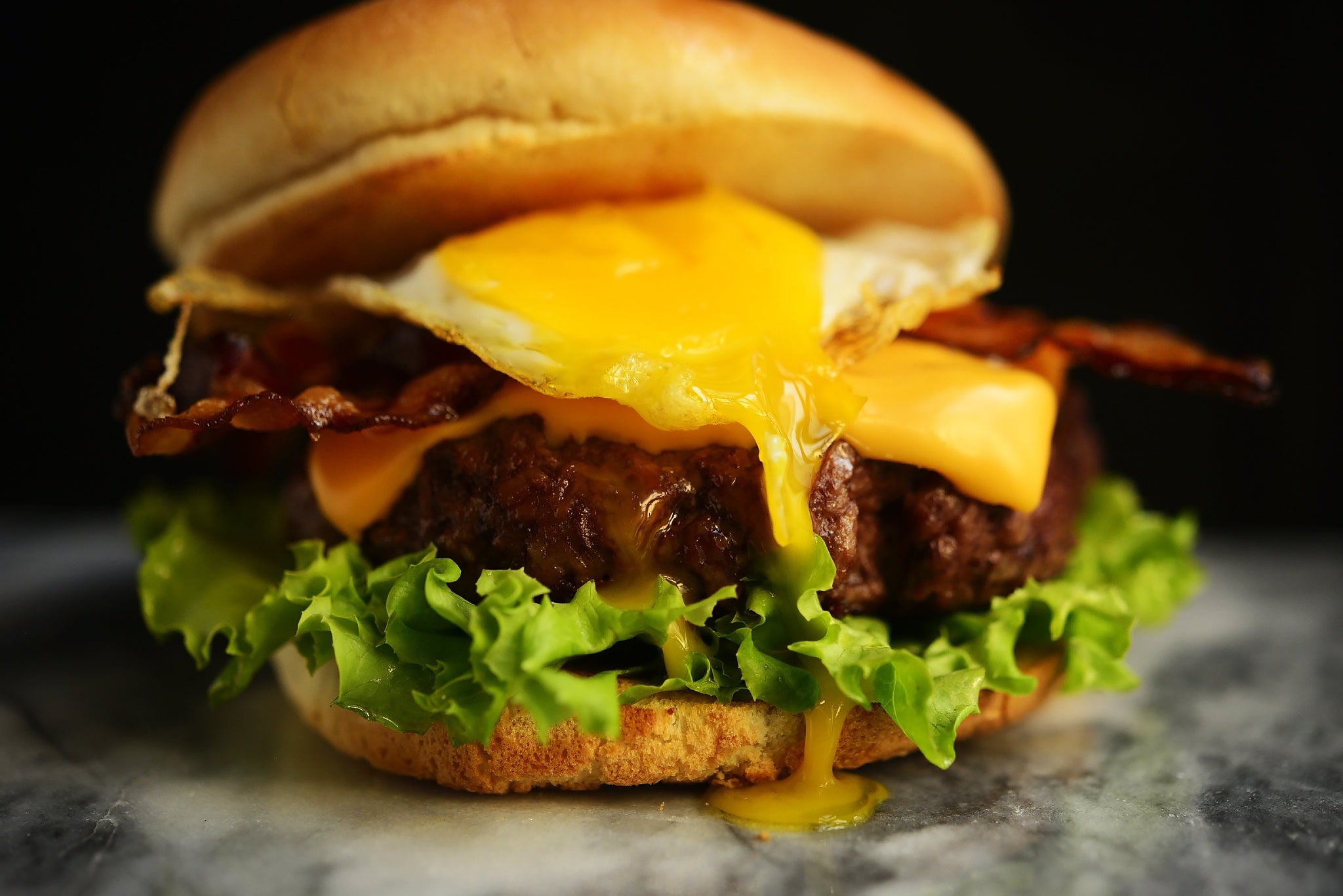 Come si fa: Bacon Cheeseburger con uovo fritto