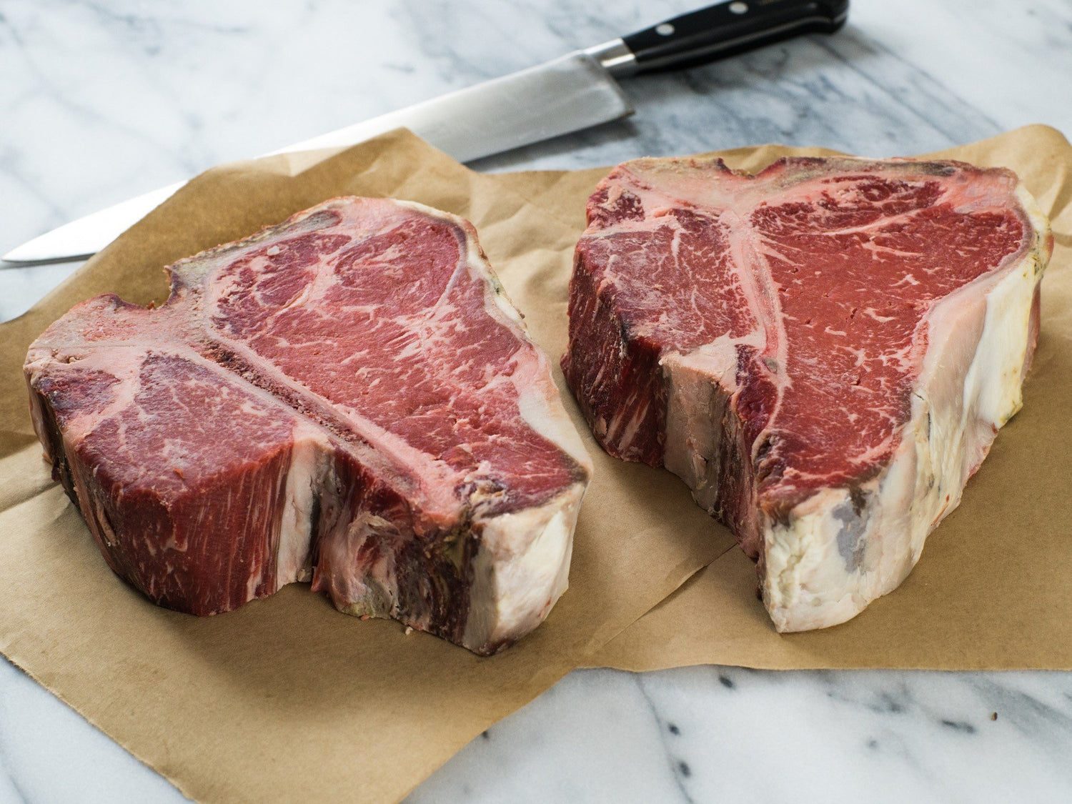 Il nuovo modo per cuocere le bistecche si chiama Standing Steak